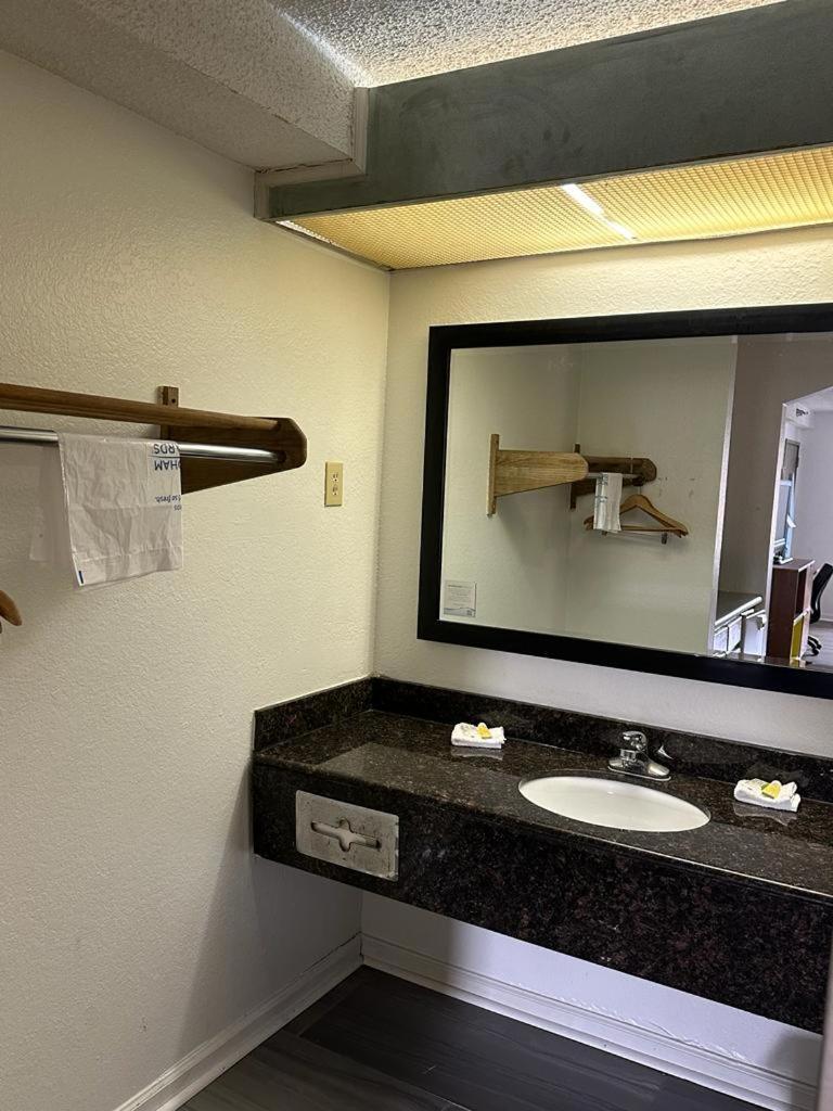 Quality Inn & Suites Decatur Priceville I-65 Экстерьер фото