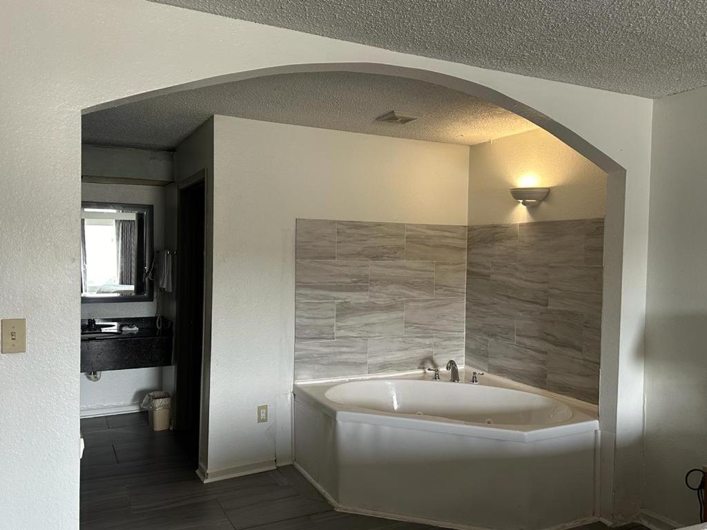 Quality Inn & Suites Decatur Priceville I-65 Экстерьер фото